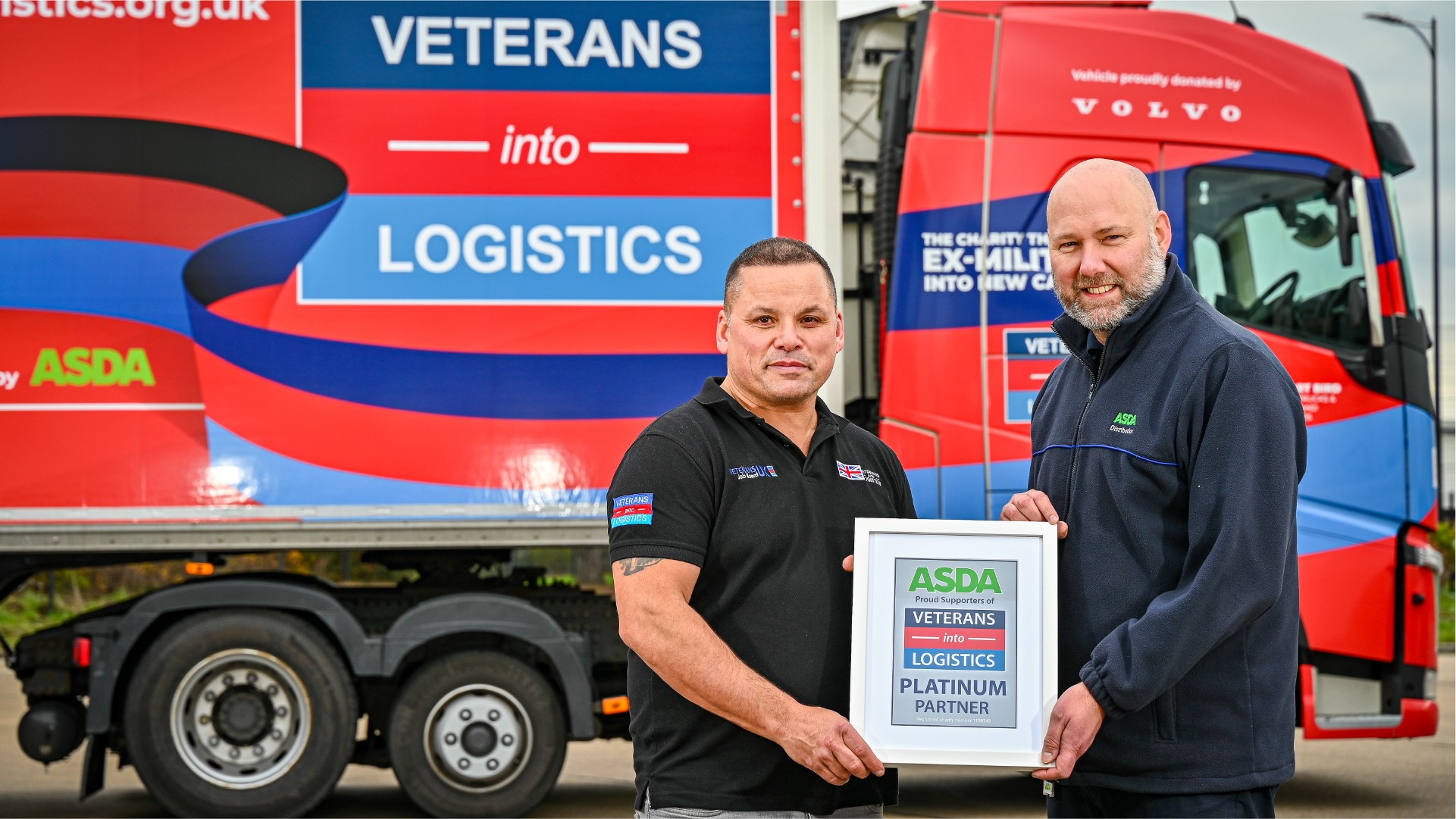 Darren Wright presents Chris Hall with ALS Platinum Partner certificate